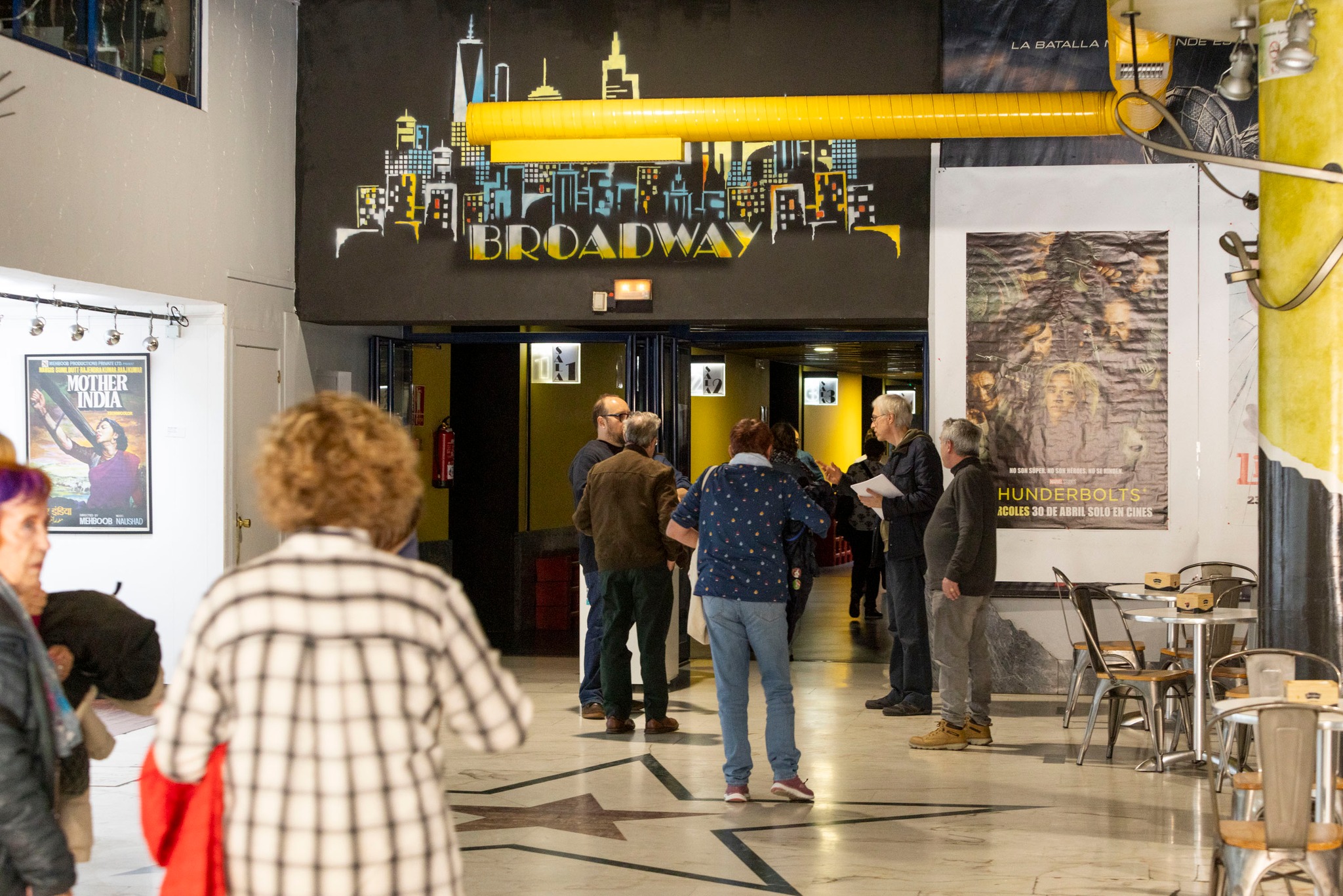 Público del Cine Club Casablanca en sala
